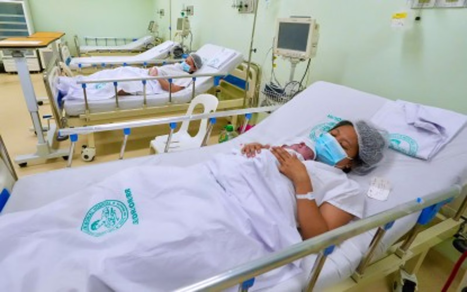 マニラ市サンタクルスにあるホセ・ファベラ記念病院で出産直後の女性(資料写真)=国営PNA通信 マニラ市サンタクルスにあるホセ・ファベラ記念病院で出産直後の女性(資料写真)