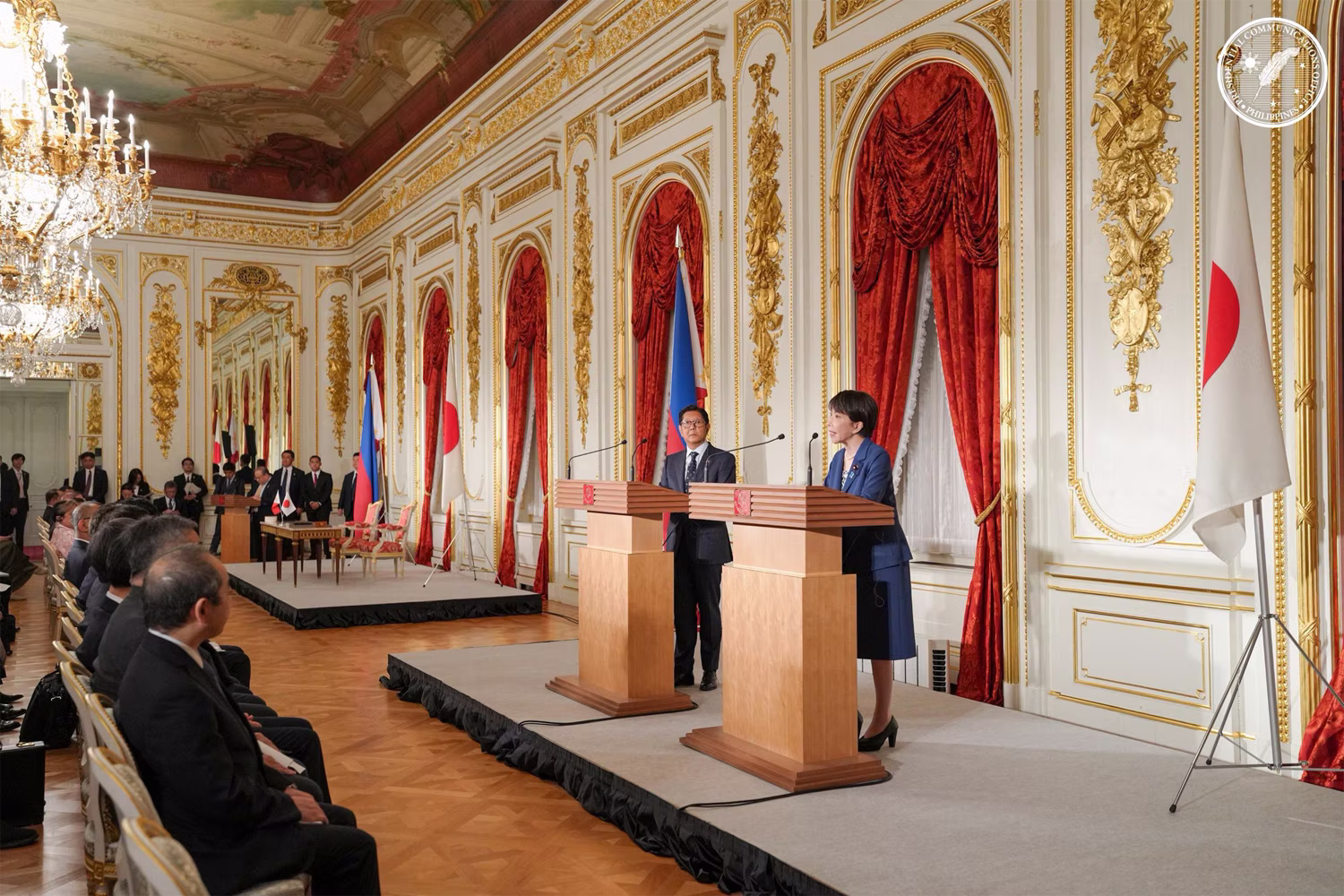 共同声明発表後の記者会見に臨むマルコス大統領と高市首相=大統領府広報室 共同声明発表後の記者会見に臨むマルコス大統領と高市首相